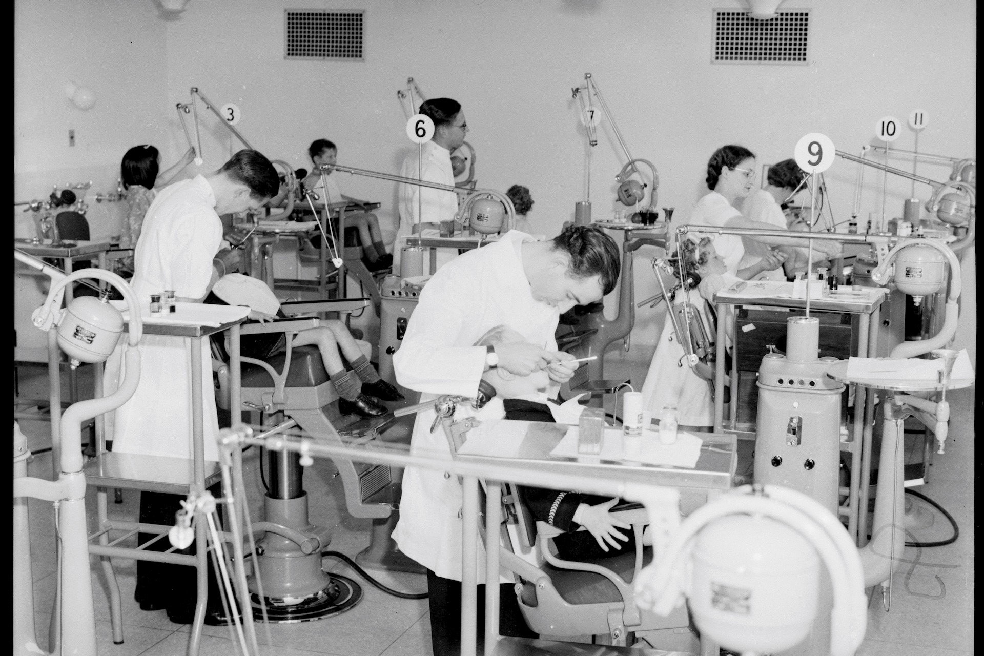 Sydney Dental Hospital students and children 1939